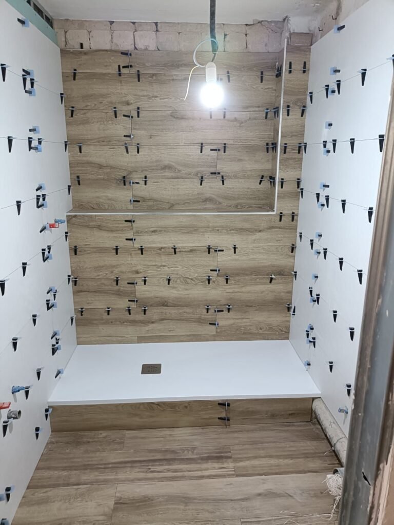 Proceso de instalación de plato de ducha en una reforma de baño en Santa Coloma de Gramenet