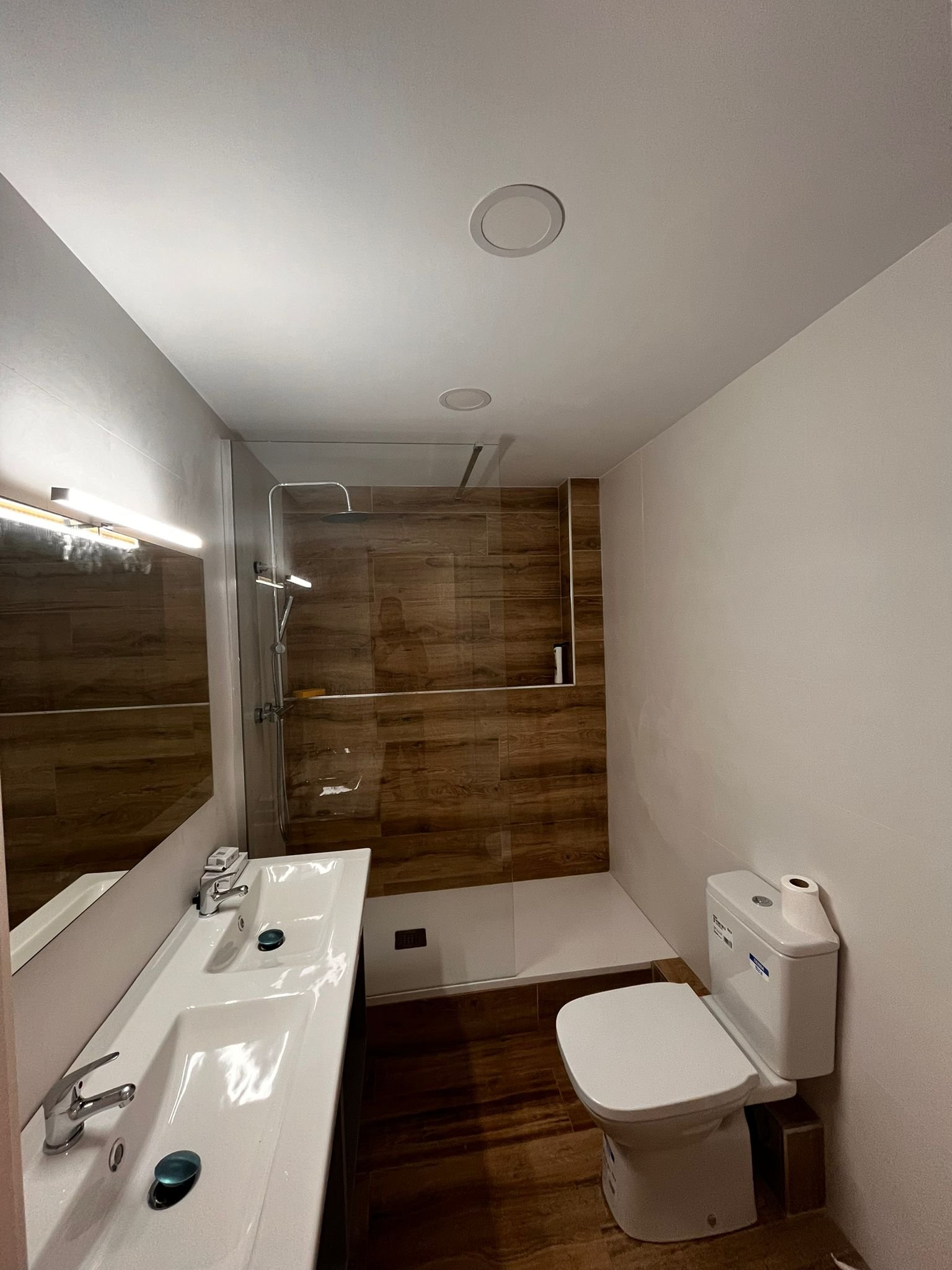 Resultado final de reforma de baño con plato de ducha en Santa Coloma de Gramenet