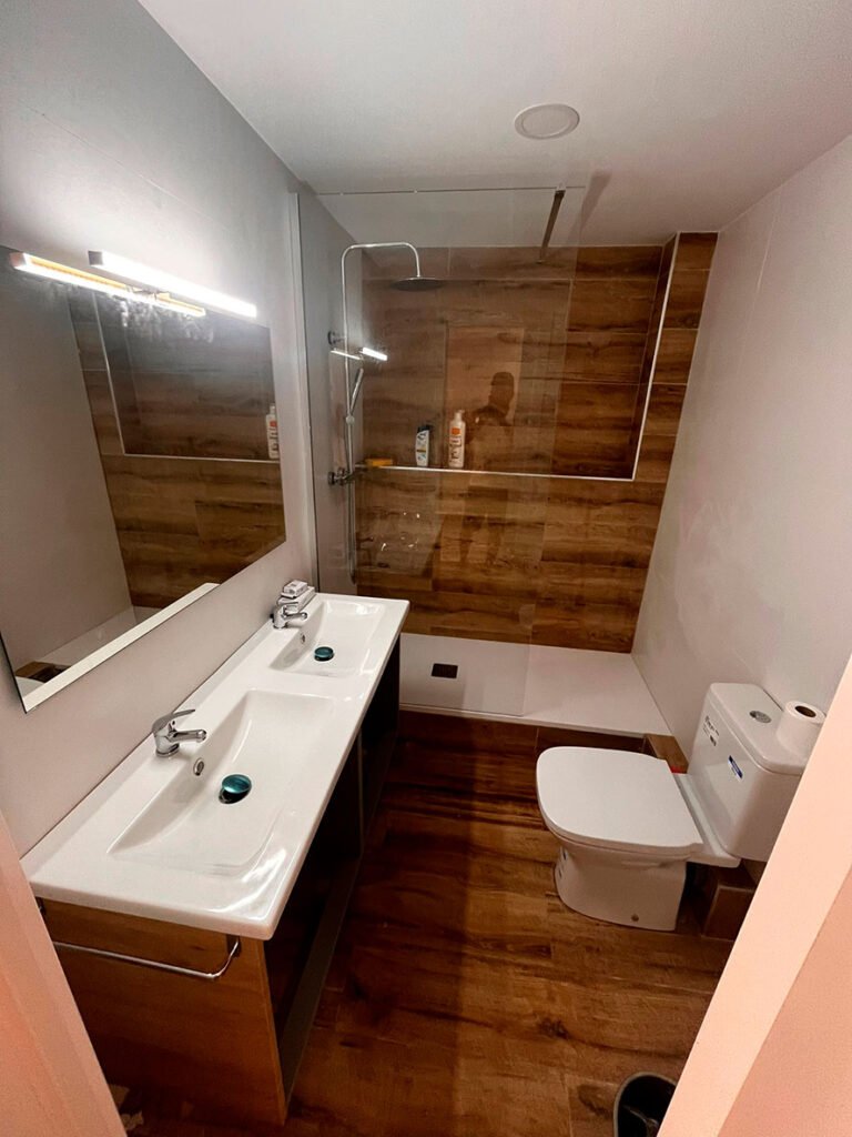 Resultado final de baño moderno reformado en Santa Coloma