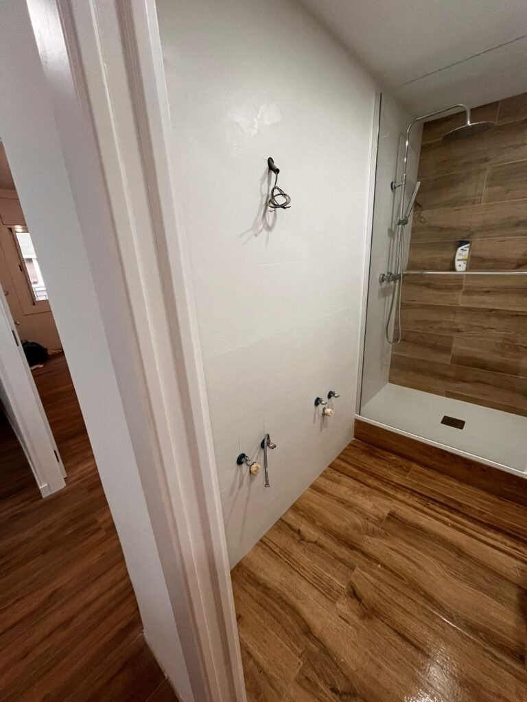 Proceso de reforma de baño en Santa Coloma de Gramenet antes de instalar el plato de ducha