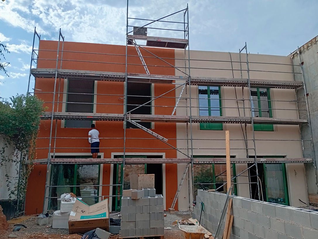 Rehabilitación de fachada con andamiaje y pintura bitono en Santa Coloma de Gramenet