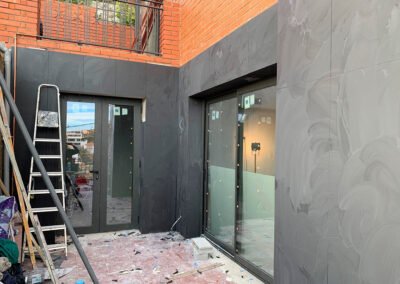 Personal de Reformas e Innovación realizando revestimiento de fachada en Santa Coloma de Gramenet