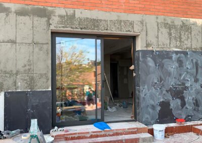 Colocación minuciosa de piezas porcelánicas de gran formato para garantizar un acabado perfecto y duradero en exteriores.