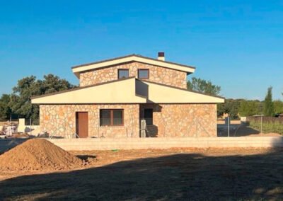 Casa unifamiliar terminada con revestimiento de piedra exterior en la fachada en Barcelona