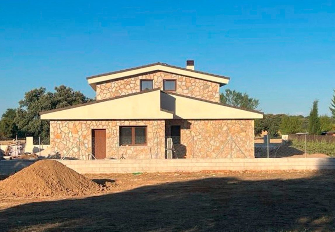 Fachada de piedra natural premium Reformas e Innovación Casa unifamiliar terminada con revestimiento de piedra exterior en la fachada en Barcelona