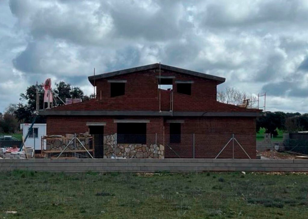 Estructura de ladrillo visto de casa unifamiliar antes de instalar revestimiento de piedra